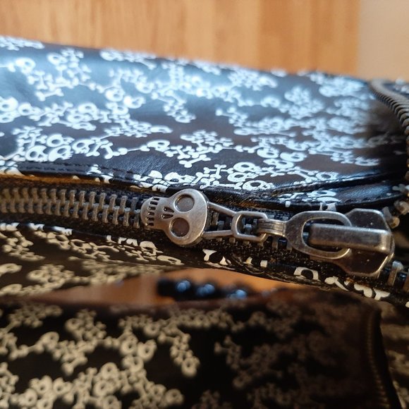 Skull & Cross Bones deisgn fashion boot - Picture 4 of 12